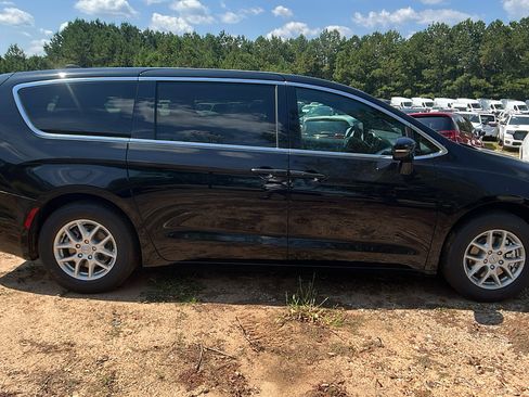 New 2026 Chrysler Voyager LX image 7