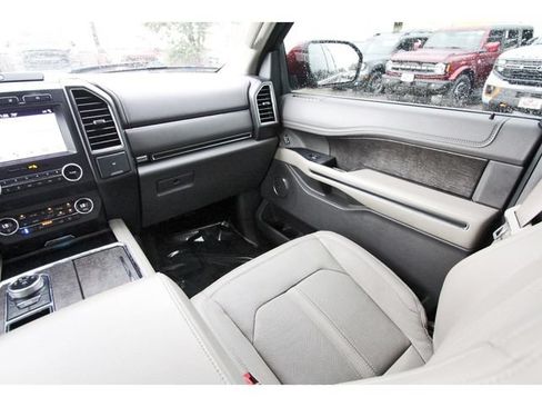 Used 2019 Ford Expedition Limited w/ Equipment Group 301A RWD image 9