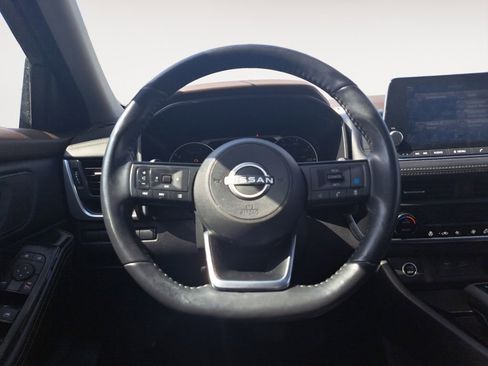 Used 2023 Nissan Rogue SV image 12