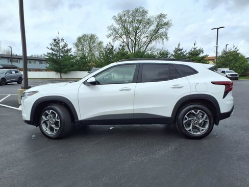 Used 2025 Chevrolet Trax LT w/ LT Convenience Package FWD image 24