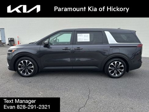 Used 2023 Kia Carnival EX image 4