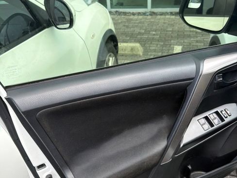 Used 2018 Toyota RAV4 LE FWD image 21