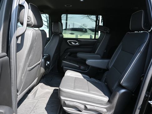 Used 2022 GMC Yukon XL SLT w/ SLT Luxury Package image 6