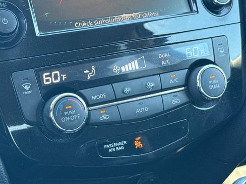 Used 2018 Nissan Rogue SV image 17