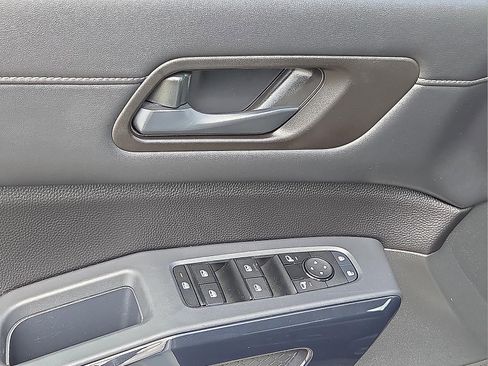 Used 2025 Nissan Pathfinder SV FWD image 14