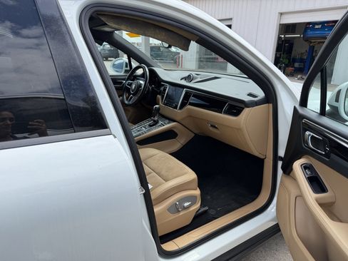 Used 2018 Porsche Macan AWD/4WD image 22