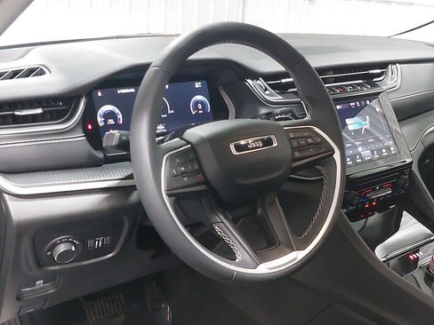 Used 2023 Jeep Grand Cherokee Laredo image 15