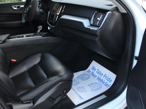 Used 2020 Volvo XC60 T5 Momentum AWD/4WD image 17