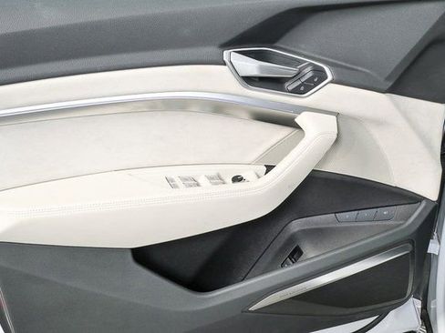 Used 2021 Audi e-tron Prestige w/ Prestige Package image 6