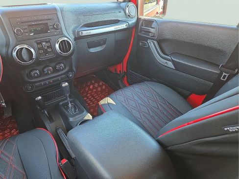 Used 2018 Jeep Wrangler Unlimited Sahara w/ Connectivity Group image 11