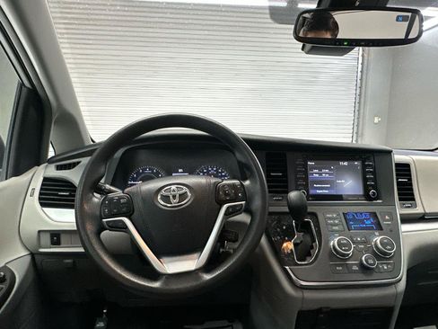 Used 2018 Toyota Sienna LE w/ Carpet Mat Package FWD image 17