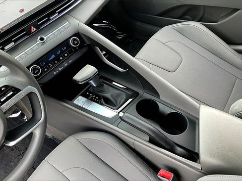 Used 2024 Hyundai Elantra SEL image 15