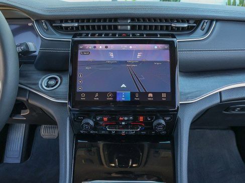 Used 2023 Jeep Grand Cherokee Limited w/ Black Appearance Package image 13