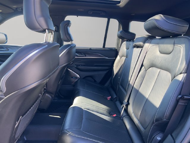 Used 2023 Jeep Grand Cherokee Overland w/ Luxury Tech Group IV AWD/4WD image 18