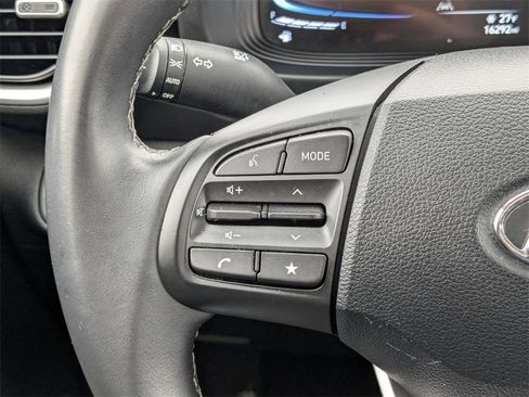 Used 2025 Hyundai Venue SEL image 18