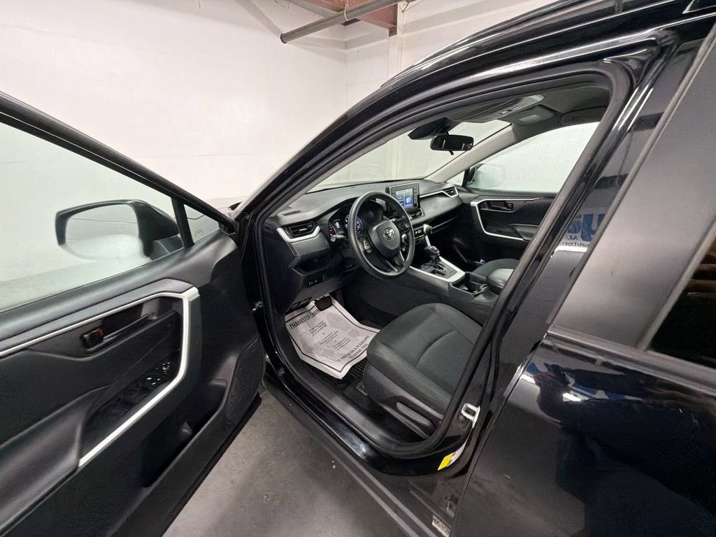 Used 2021 Toyota RAV4 LE FWD image 10