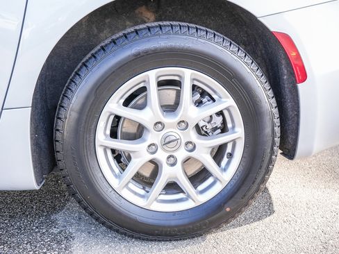 Used 2024 Chrysler Pacifica Touring-L image 10