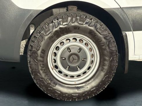 Used 2024 Mercedes-Benz Sprinter 2500 image 31