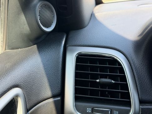 Used 2018 Jeep Grand Cherokee Laredo AWD/4WD image 29