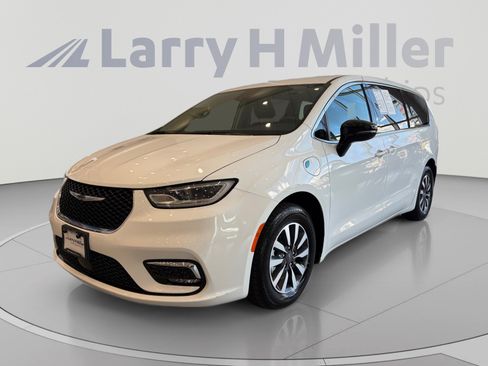 Used 2024 Chrysler Pacifica Limited FWD image 1