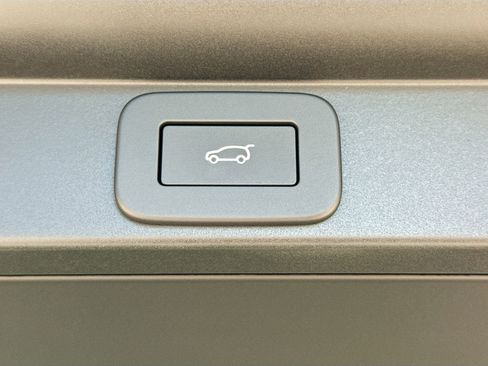 New 2026 Land Rover Range Rover Long Wheelbase SE image 13