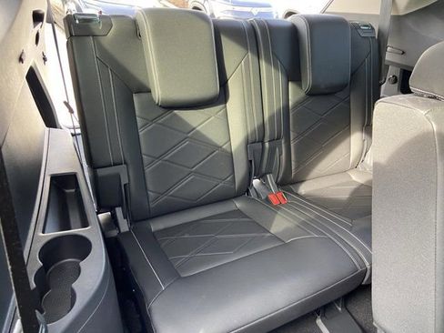 Used 2025 Volkswagen Atlas SE image 31