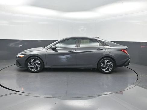 Used 2025 Hyundai Elantra SEL FWD image 2