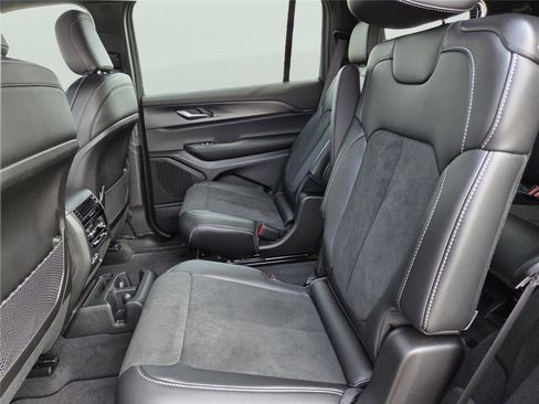 New 2025 Jeep Grand Cherokee L Altitude image 24