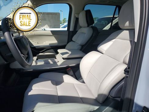 New 2025 Lincoln Navigator Reserve image 16