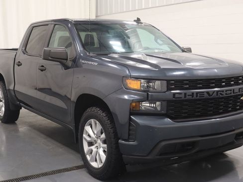 Used 2020 Chevrolet Silverado 1500 Custom w/ Custom Value Package AWD/4WD image 2