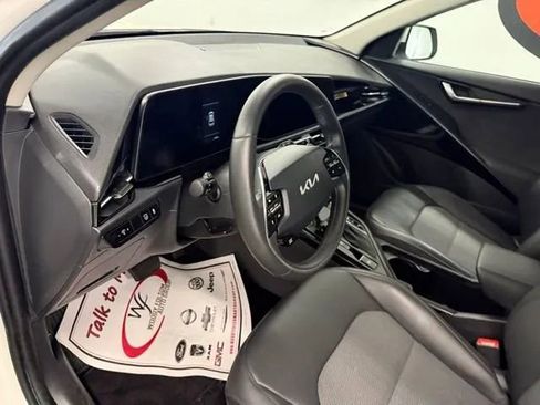 Used 2025 Kia Niro EX image 12