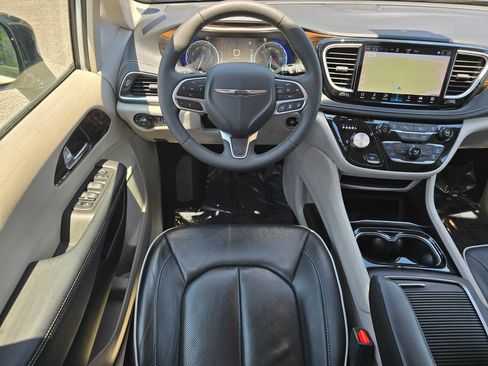 Used 2024 Chrysler Pacifica Limited FWD image 31
