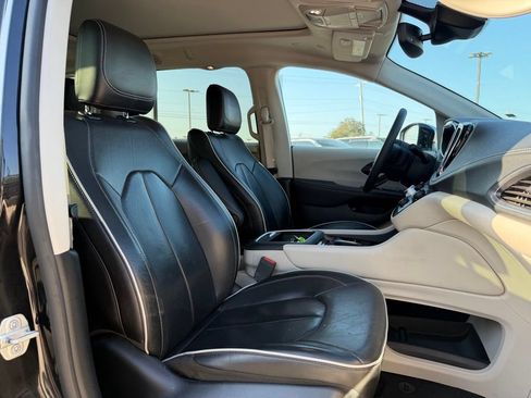 Used 2023 Chrysler Pacifica Limited FWD image 30