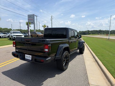 Used 2025 Jeep Gladiator Sport AWD/4WD image 5