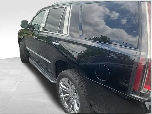 Used 2019 Cadillac Escalade Luxury RWD image 2