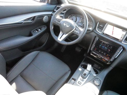 Used 2024 INFINITI QX55 Essential image 9