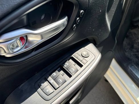Used 2019 Jeep Cherokee Overland w/ Technology Group AWD/4WD image 19
