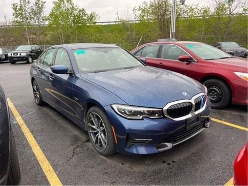Used 2022 BMW 330e xDrive w/ Premium Package AWD/4WD image 4