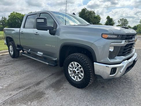Used 2025 Chevrolet Silverado 2500 LT w/ Convenience Package AWD/4WD image 4