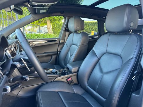 Certified 2025 Porsche Macan AWD/4WD image 5