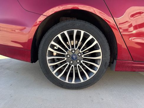 Used 2017 Ford Fusion SE w/ Fusion SE Technology Package image 11