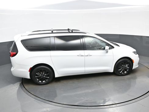 Used 2021 Chrysler Pacifica Touring-L w/ Uconnect Theater Family Group image 39