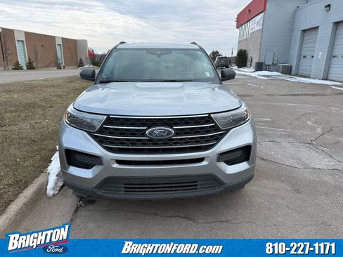 Used 2023 Ford Explorer XLT image 2