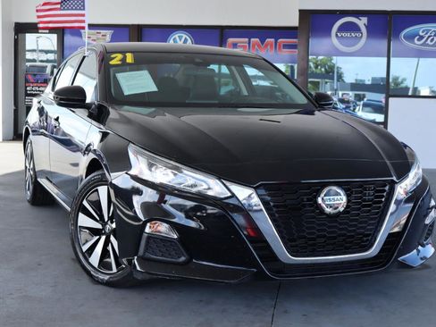 Used 2021 Nissan Altima 2.5 SV image 2