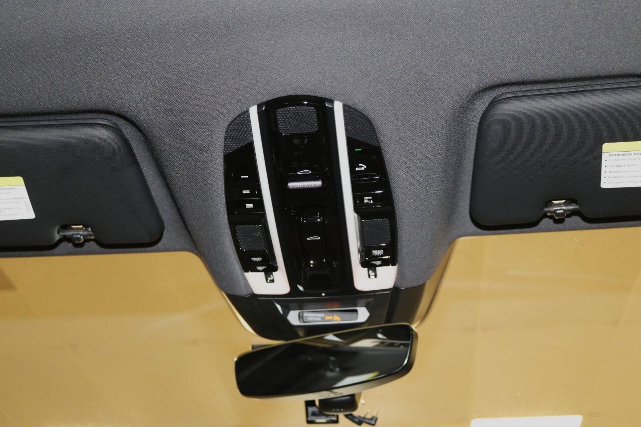 Used 2020 Porsche Cayenne Turbo AWD/4WD image 90