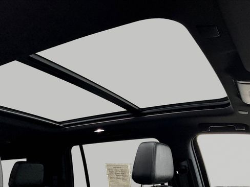 Used 2022 Chevrolet Suburban LT AWD/4WD image 28