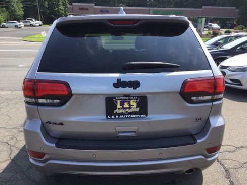 Used 2018 Jeep Grand Cherokee Altitude AWD/4WD image 9