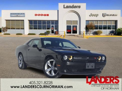 Used 2017 Dodge Challenger R/T image 1