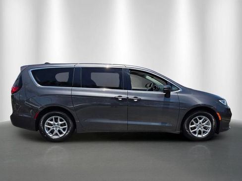 Used 2023 Chrysler Pacifica Touring-L FWD image 6
