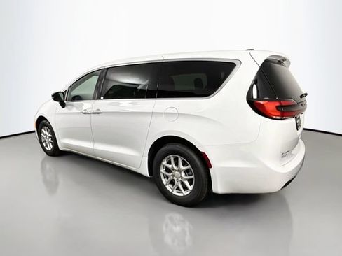 New 2027 Chrysler Pacifica Select FWD image 5